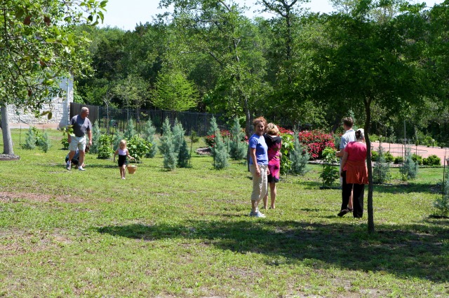 2012/04(April)/Easter/640x480_2012-04-08-32-Egg Hunt.jpg